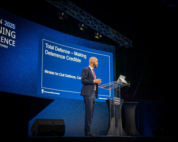 Carl-Oskar Bohlin is standing on a stage.