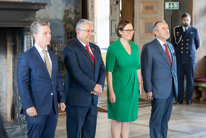 Los ministros de pie en el palacio.
