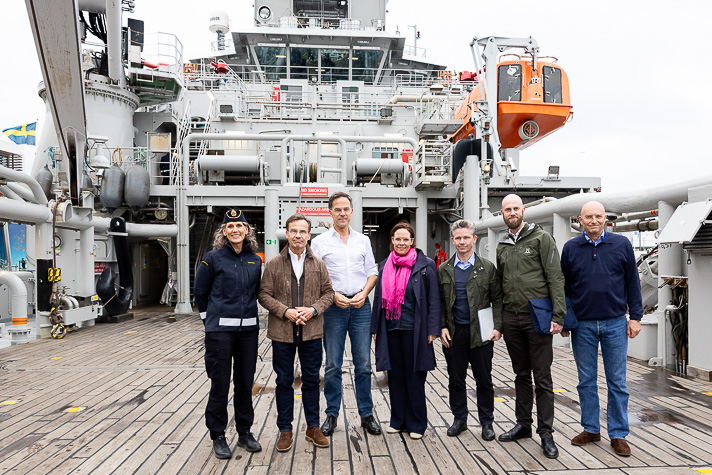 Ulf Kristersson, Mark Rutte, Maria Malmer Stenergard, Pål Jonsson and Carl-Oskar Bohlin on deck at Amfitrite.