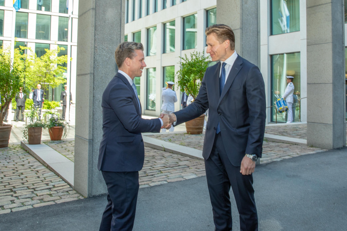 From the left Pål Jonson and Antti Häkkänen shaking hands.