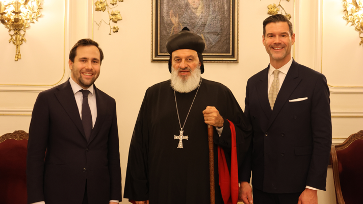 Minister for Migration Johan Forssell and Minister for International Development Cooperation and Foreign Trade Benjamin Dousa next to the Patriarch of the Syriac Orthodox Church Mor Ignatius Aphrem II.