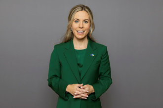 Half-length portrait of Jessica Rosencrantz against a grey background.