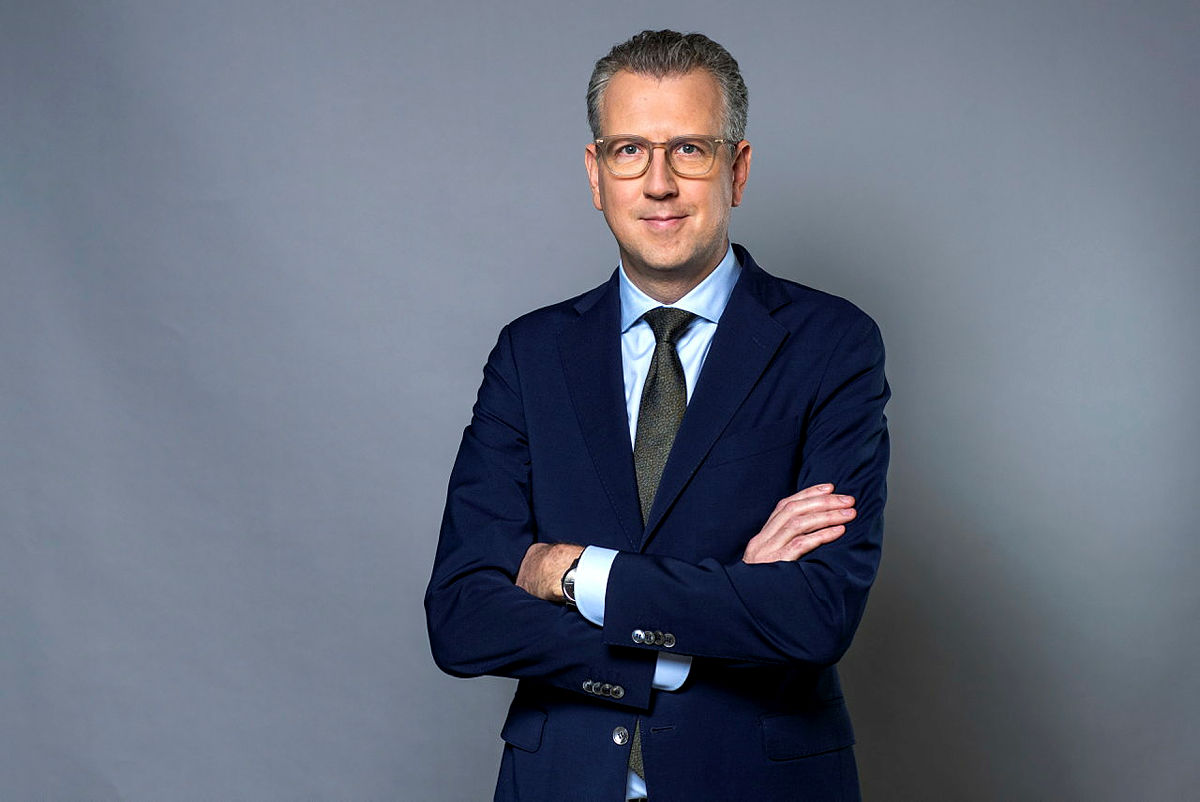 Half-length portrait of Tobias Karlström against a grey background.